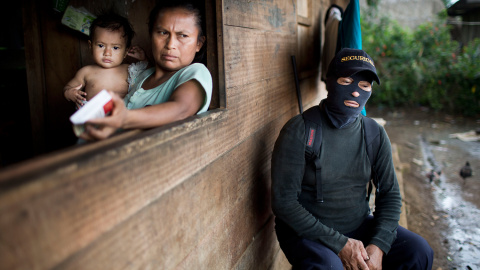 Shuar del centro Yunkuapais hacen guardia y ponen seguridad ante la posible entrada de militares en la Amazonía ecuatoriana.-EDU LEÓN