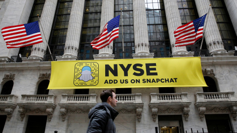 Un cartel con el logo de la red social en la fachada del edificio de la Bolsa de Nueva York (NYSE, según sus siglas en inglés). REUTERS/Brendan McDermid