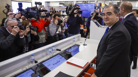 El presidente saliente del Banco Popular, Ángel Ron, junto al consejero delegado de la entidad, Pedro Larena, durante la presentación de los resultados de 2016. EFE/Emilio Naranjo