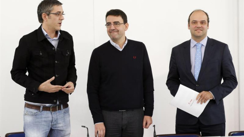 El portavoz de la Comisión Gestora, Mario Jiménez (c), y los coordinadores del área Política y Económica de la Ponencia marco, Eduardo Madina (i) y José Carlos Díez (d), durante el encuentro que han mantenido con los medios de comunicación 