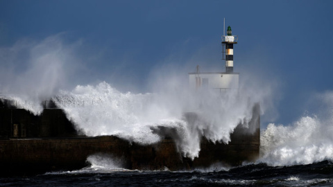 Oleaje en San Esteban de Pravia (Asturias). REUTERS/Eloy Alonso