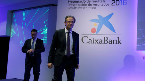 El presidente de Caixabank, Jordi Gual, seguido por el consejero delegado de la entidad, Gonzalo Gortazar, a su llegada a la rueda de prensa de presentación de los resultados de 2016 de la entidad, en Barcelona. REUTERS/Albert Gea