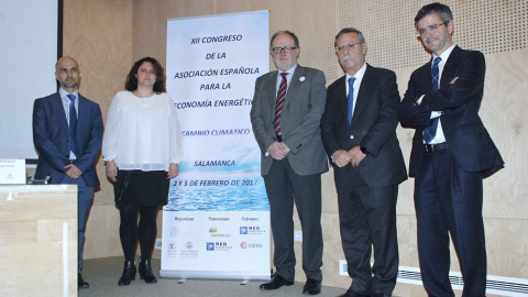 El vicerrector de la USAL, Mariano Esteban (c); el presidente de Red Eléctrica de España, José Folgado Blanco (2d), y Javier González Benito (i), decano de la Facultad de Economía y Empresa, además de por los presidentes de la AEEE y del co