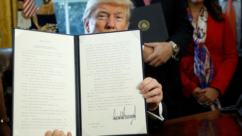 Trump, con una de las órdenes que ha firmado. REUTERS/Kevin Lamarque