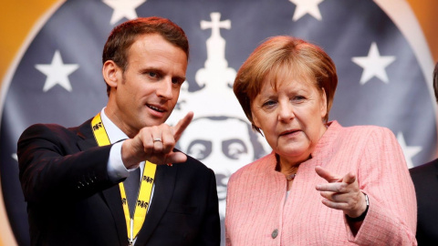 Macron y Merkel dialogan. Imagen de archivo.- EFE