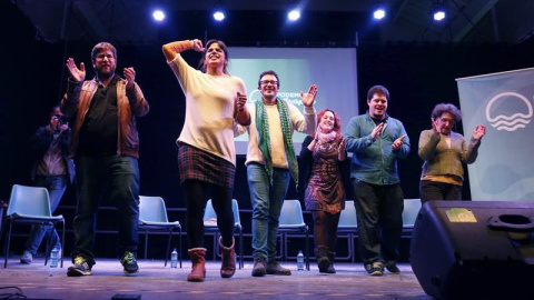 La coordinadora andaluza de Podemos, Teresa Rodríguez, y el alcalde de Cádiz José María González "Kichi", junto a Miguel Urbán, Lorena Garron, Diego Pacheco y Beatriz Gimeno. - EFE