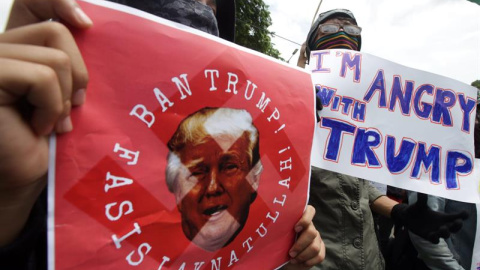 Manifestación en Yakarta contra el veto a los refugiados e inmigrantes impuesto por Donald Trump. / EFE