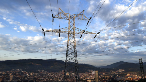 Una torre de transporte de energía perteneciente a red eléctrica, con la ciudad de Bilbao al fondo. EFE/LUIS TEJIDO