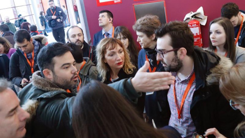 La estricta organización de la Asamblea de Ciudadanos que ha comenzado hoy en Coslada (Madrid) ha provocado al inicio las protestas de los medios acreditados por las limitaciones a sus movimientos. EFE/Zipi