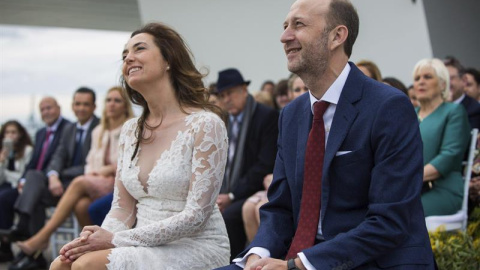 La eurodiputada valenciana de Ciudadanos, Carolina Punset, y el portavoz de ese grupo en Les Corts Valencianes, Alexis Marí, se han dado hoy el 'si quiero' en una ceremonia civil que ofició Joan Ribó. EFE/Biel Aliño