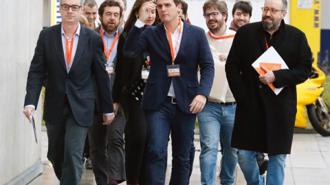 El presidente de Ciudadanos, Albert Rivera, acompañado por varios miembros de su Ejecutiva, a su llegada al Teatro Nuevo de Coslada donde se celebra la IV Asamblea de la formación. EFE/Zipi