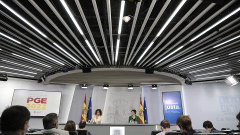 La ministra de Hacienda y Función Pública, Maria Jesús Montero (i) y la ministra Portavoz, Isabel Rodríguez (d), en rueda de prensa tras el Consejo de Ministros extraordinario en el que se ha aprobado el proyecto de Ley de Presupuestos Gene