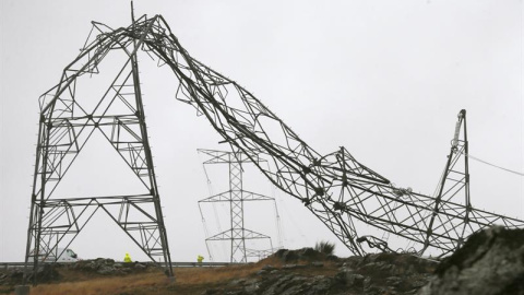 Una torre de alta tensión caída debido al temporal, en Silleda. / EFE