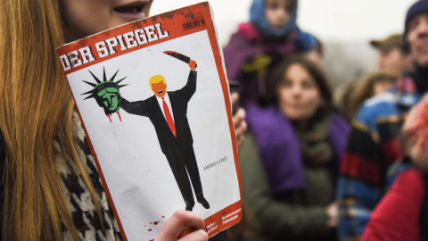 Polémica en Alemania por una 'sangrienta' portada de Donald Trump.