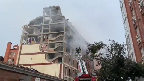 Bomberos acuden al lugar de la explosión para evaluar la zona