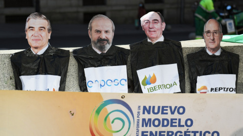  Varias pancartas con retratos de los presidentes de las eléctricas en una concentración para exigir el fin de la pobreza energética.- Fernando Sánchez / Europa Press