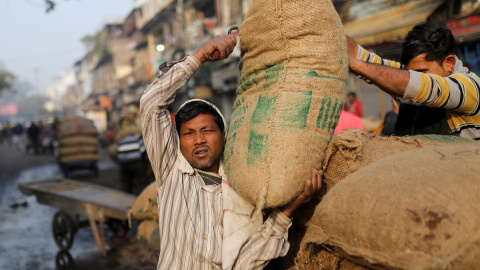 Un hombre carga un saco en un mercado de Delhi, en la India.- Anushree Fadnavis / Reuters