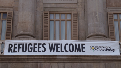 Cartell de benvinguda als refugiats a l'Ajuntament de Barcelona. AJUNTAMENT DE BARCELONA