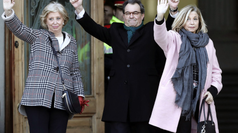 El expresidente de la Generalitat Artur Mas (2d), la exvicepresidenta Joana Ortega (d) y la exconsellera Irene Rigau (i) a su llegada al Palacio de Justicia de Barcelona donde son juzgados por desobedecer al Tribunal Constitucional (TC) en 