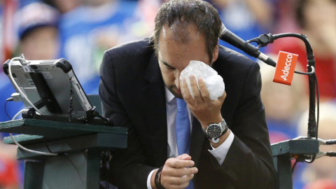 El juez de silla de la eliminatoria entre Canadá y Gran Bretaña, Arnaud Gabas, sujeta una bolsa de hielo tras recibir un pelotazo. | KYLE EDMUND (EFE)