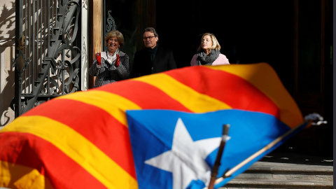 El expresidente de la Generalitat Artur Mas, la exvicepresidenta Joana Ortega, y la exconsellera Irene Rigau, a su salida del Palacio de Justicia de Barcelona tras la primera sesión del juicio por la consulta del 9-N. REUTERS/Albert Gea