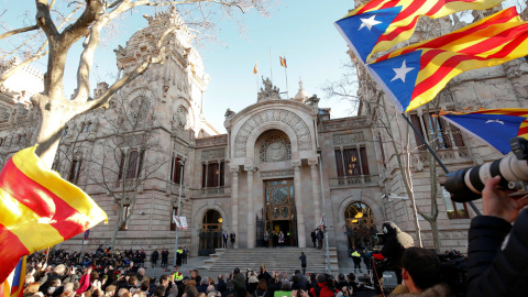 El expresidente de la Generalitat Artur Mas (2d), la exvicepresidenta Joana Ortega (d) y la exconsellera Irene Rigau (i) a su llegada al Palacio de Justicia de Barcelona donde son juzgados por desobedecer al Tribunal Constitucional (TC) en 