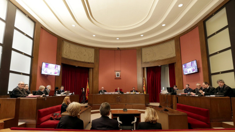 El expresidente de la Generalitat Artur Mas (c), la exvicepresidenta Joana Ortega (d) y la exconsellera Irene Rigau (i) sentados en el juicio por desobedecer al Tribunal Constitucional (TC) en la consulta independentista del 9 de noviembre 