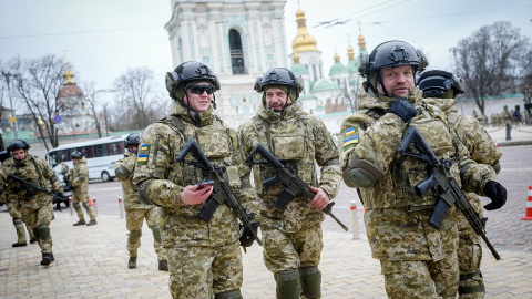 Los soldados ucranianos se van después de participar en un desfile militar que marca el primer aniversario del inicio de la guerra de agresión de Rusia contra Ucrania, frente a la Catedral de Santa Sofía. Foto: Kay Nietfeld/dpa