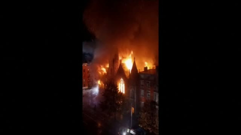 Un incendio devora una iglesia del siglo XIX en Nueva York