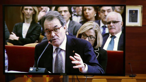 Vista de una pantalla en una de las salas de prensa, durante la declaración de Artur Mas en el juicio que el Tribunal Superior de Justicia de Catalunya/ EFE