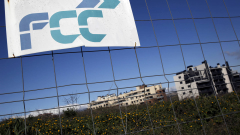 Un cartel con el logo de FCC en una obra en Madrid. REUTERS