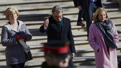 El expresidente Artur Mas (c); la exvicepresidenta Joana Ortega (d), y la exconsellera Irene Rigau (i), a su salida del Tribunal Superior de Justicia de Cataluña (TSJC), tras la primera sesión del juicio por consulta del 9-N. EFE/Alejandro 