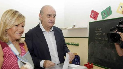 El exministro de Interior, Jorge Fernández Díaz, junto a su esposa en las pasadas elecciones del 26 de junio. EFE/Archivo