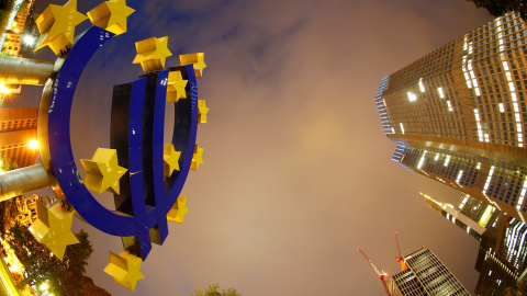 El logo del euro delante del rascacielos de Fráncfort donde tiene su sede el BCE. REUTERS/Kai Pfaffenbach