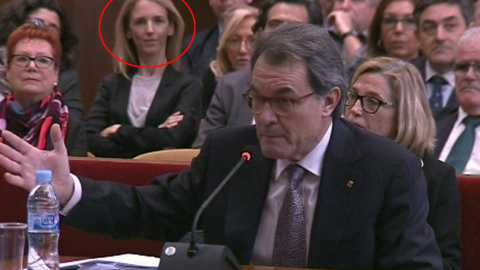 Imagen de televisión del expresidente de la Generalitat Artur Mas, durante su declaración en el juicio en el TSJC por la consulta del 9-N. A la derecha, con los brazos cruzados, entre el público, Cayetana Álvarez de Toledo, responsable del 