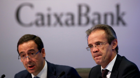 El presidente de Caixabank, Jordi Gual, y el consejero delegado del banco, Gonzalo Gortazar, durante la presentación de los resultados de 2016. REUTERS/Albert Gea