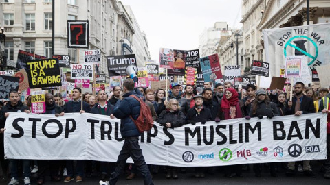 Manifestantes británicos en contra de la ley de inmigración de Trump. EFE/EPA/Hayoung Jeon