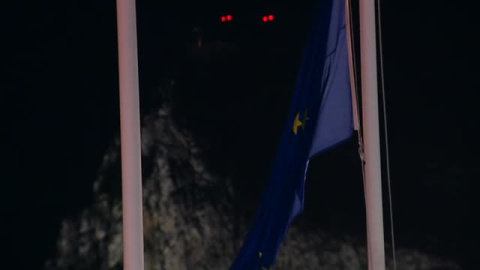 Gibraltar arría la bandera de la UE al son del 'Himno de la alegría'