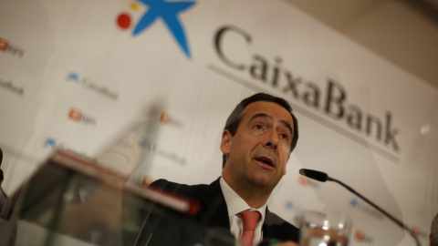 El consejero delegado de CaixaBank, Gonzalo Gortazar, en una rueda de prensa en Lisboa para explicar los resultados de su opa sobre el portugués BPI. REUTERS/Rafael Marchante