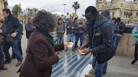 Los manteros de Barcelona venden el documental 'Tarajal' por diez euros /Tancada pels drets inmigració