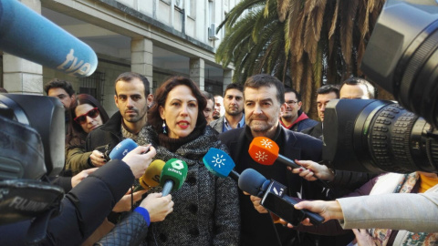 La diputada estatal IU, Eva García Sempere, el coordinador general de IU Andalucía, Antonio Maíllo, y el también diputado estatal, Miguel Ángel Bustamante, atienden a los medios en las puertas de la Fiscalía de Sevilla.