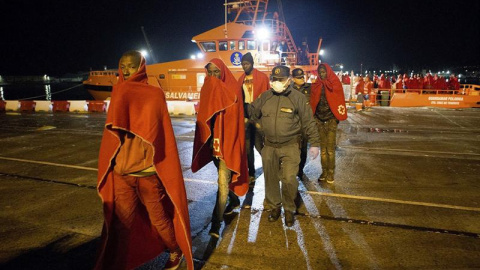 19 personas han sido rescatadas tras el naufragio de una patera en la costa de Alhucema / EFE