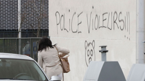 Una mujer camina junto a una pintada contra la violación de los policías en Aulnay-sous-Bois. FRANCOIS GUILLOT / AFP