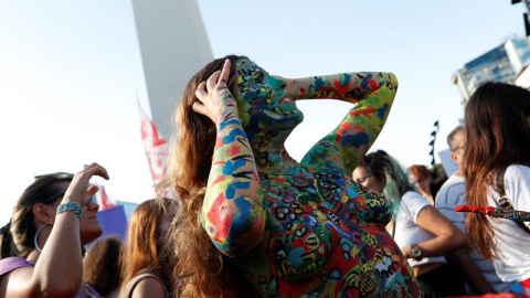 Las mujeres argentinas organizan un "tetazo" contra la prohibición de hacer "topless" en el Obelisco de Buenos Aires (Argentina). La manifestación fue generada por un amplio operativo policial contra tres mujeres que hicieron "topless" en u