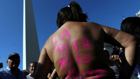 Una de las manifestantes durante la protesta en Buenos Aires. | MARCOS BRINDICCI (REUTERS)