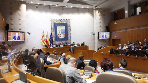 Las Cortes de Aragón han aprobado este miércoles la ley que limitará a  64.102 euros brutos el salario anual de los ejecutivos de su sector público.