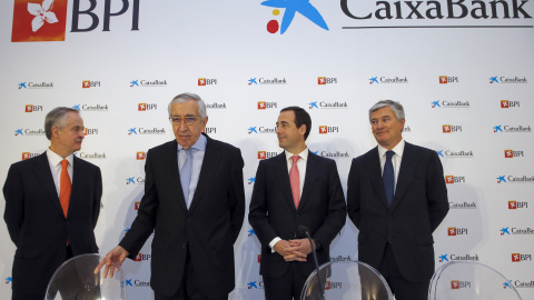 El consejero delegado de Caixabank, Gonzalo Gortázar (2d), junto al director general para el proyecto BPI, Pablo Forero (d); el presidente de la Comisión Ejecutiva del Banco Portugués de Inversiones (BPI), Fernando Ullrich (i), y el preside