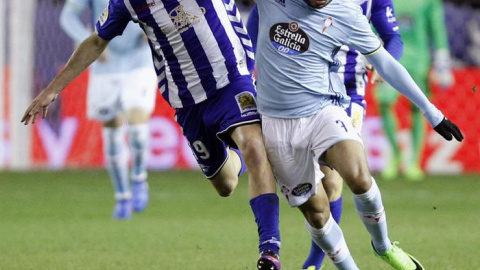 Theo Bongonda y Manu García en un momento del partido. EFE/ADRIÁN RUIZ DE HIERRO