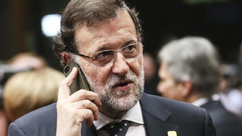 Rajoy habla por teléfono, en una imagen de archivo. | EFE