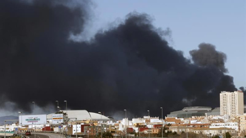 Columna de humo generada como consecuencia del incendio ocurrido en la empresa química Indukern, en Paterna. | JUAN CARLOS CÁRDENAS (EFE)